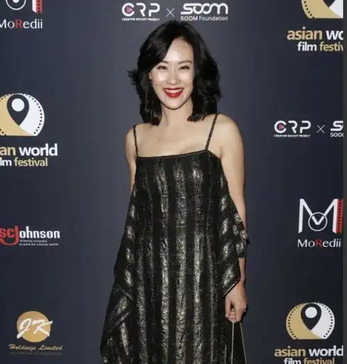 邬君梅是阿姨辈骄傲,黑色和紫色拼接礼服华丽高级,成熟稳重