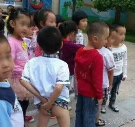 内涵图第1712期前面的女孩子一直低头玩手机,都挡住我的路了
