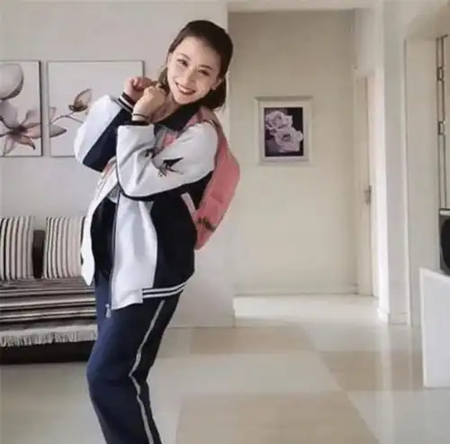 40岁妈妈试穿14岁女儿校服,秒变校花,老公以为是自己女儿