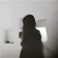 求带字头像女生,唯美,最好简约点,黑白,15个左右