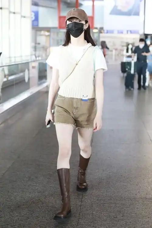 快25岁的周洁琼,梳双马尾也太少女了,穿香芋紫套装好清纯