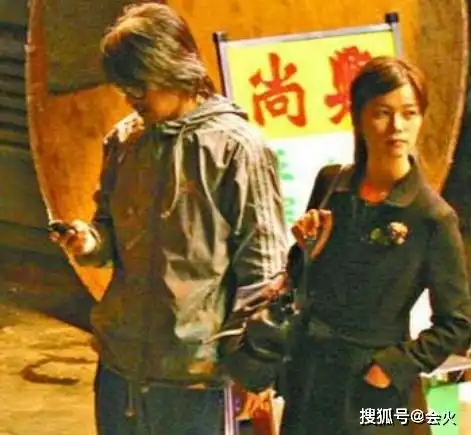 周星驰否认与17岁美女恋情两人穿泳衣冲浪,女方腿长腰细长相好