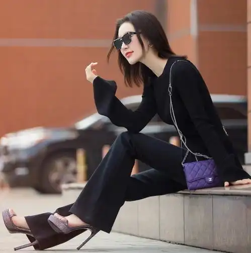 美女姐姐穿黑色拉链毛衣,设计感十足,美丽大方迷人