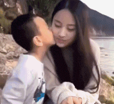 搞笑gif段子美女你别得寸进尺哈,小孩也不是那么好糊弄的