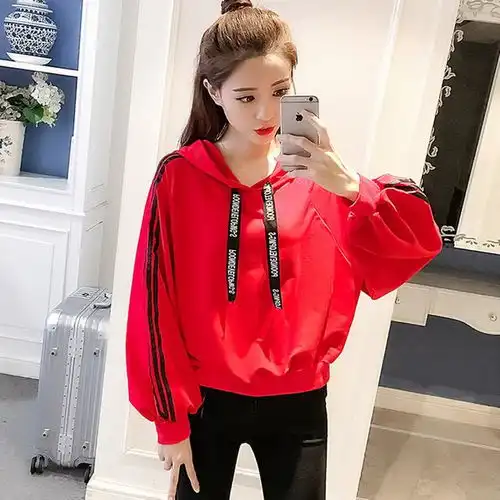 时尚宽松版的卫衣,显瘦保暖两不误,青春显活力