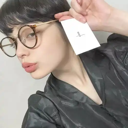 她是小松菜奈和玉城的结合版,这位17岁的恶魔系美少女大概要成为大众的新晋霸屏女神