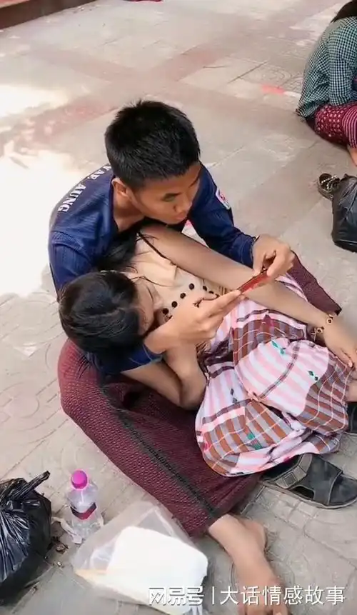 年轻情侣光着脚坐在地上,女子依偎在男生怀里,网友爱情的样子