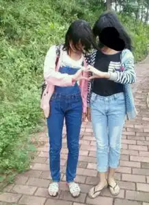 为什么六年级的女生全部穿紧身牛仔裤配皮带,在五年级的时候只穿松紧裤,为什么上了六年级女生全部紧身牛