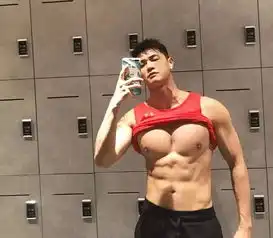 被摄影师拖到海边扔掉衬衫肌肉男