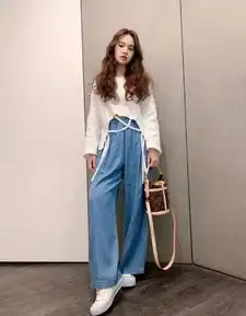 可爱教主杨丞琳,穿v领衬衫配黄色长裤,升级人妻也依旧少女