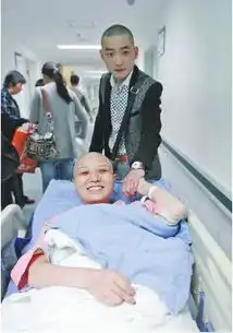患癌女孩剪长发做开颅手术丈夫跟着剃光头