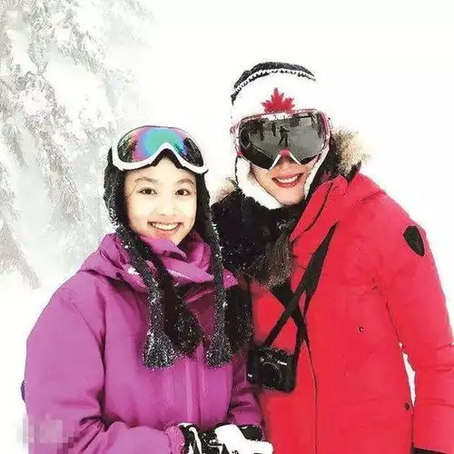 任达华老婆琦琦带着女儿逛街扫货,14岁的任晴佳修长双腿十分抢镜
