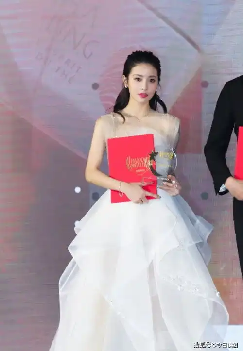 全职高手她演荣耀联盟头号美女,穿轻纱裙,甜似小仙女了