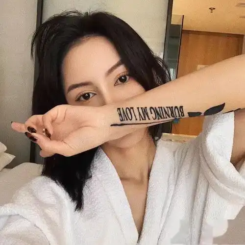 女生头像遮脸保持神秘