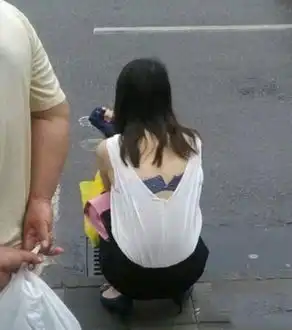 夏日炎炎大学女生清凉上阵战酷暑