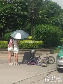 疑的士路边开车门撂倒男骑手两名女孩帮忙撑伞