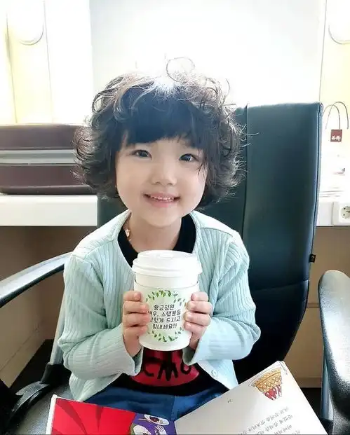 恶之花李准基根本女儿奴手机桌布是女儿把女儿抱怀里哄,蛋塔小公主太萌啦