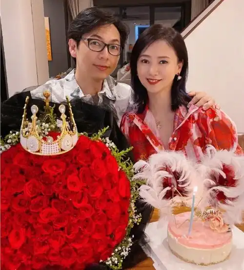 53岁翁虹晒全家福玫瑰花占半个屏幕,14岁女儿做一桌菜为母庆生