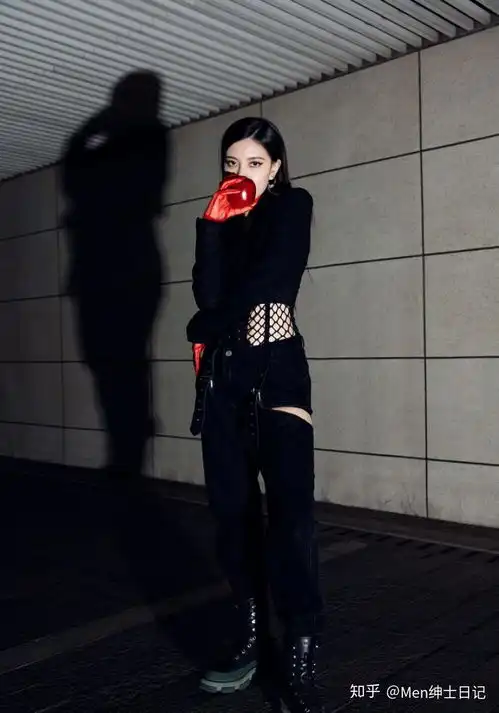 宋妍霏内衣外穿真是露骨肤白貌美还有大长腿,这衣服设计太前卫