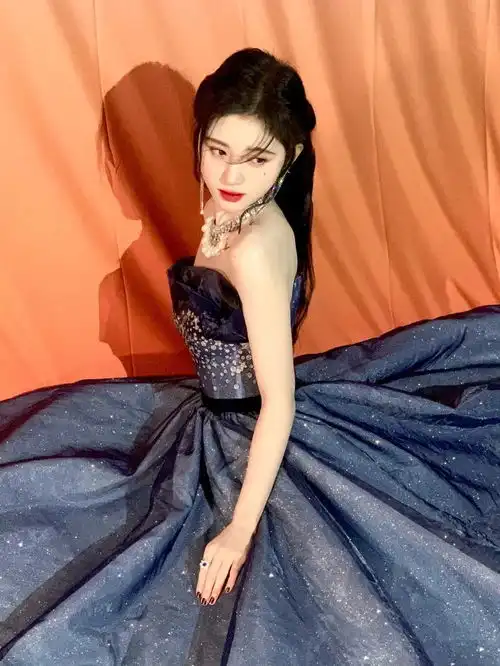 鞠婧祎壁纸小鞠的气质很适合旗袍,穿出了国风少女的韵味