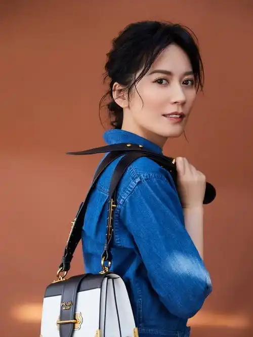 48岁俞飞鸿美若天仙,一袭黑裙穿出知性风,换上牛仔秒变28岁少女