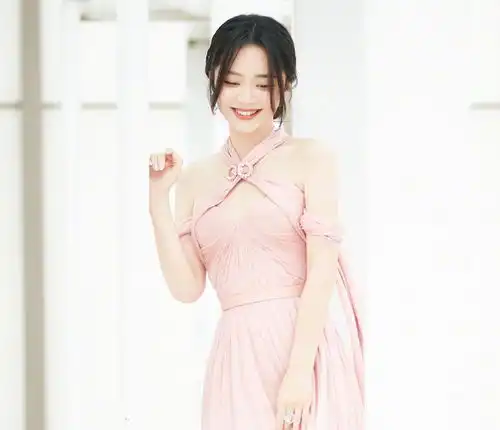 谭松韵粉色连衣裙温柔出场,失去了美颜庇护,说是18岁都不过分