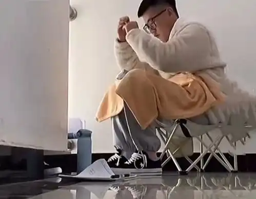 男生看到考研成绩激动落泪,网友却在冷嘲热讽,认可他人很难吗