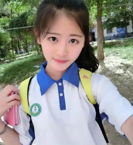 女生自我感觉很美的行为,男生眼里很厌恶,老师也认为很幼稚