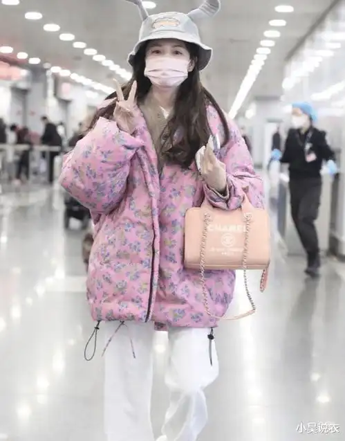 林小宅穿羽绒服走机场,打扮时髦像个小仙女,年龄不大格外淑女