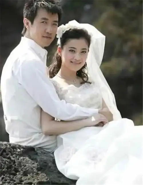 悲惨的李小冉现男友被富豪男友朋友砍20多刀,最终嫁给了男闺蜜