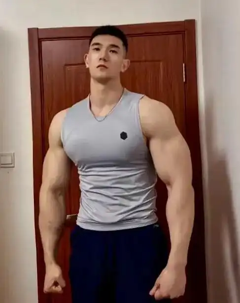 193公分的巨无霸肌肉男,看完身材,网友直呼没对象的我酸了