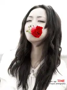 找一张一个女人闭着眼睛嘴里叼着花的图片