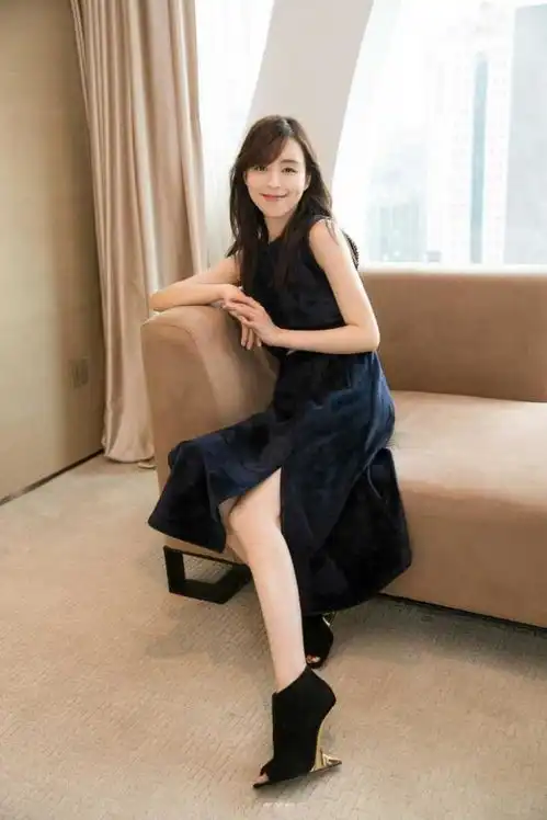 41岁张静初至今未婚,独住大豪宅,家中摆满收藏品,宛如博物