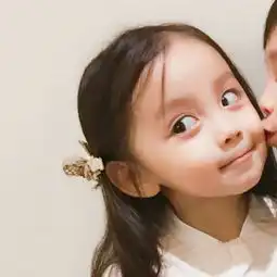 请问这个小女孩头像有另一半的小男孩的情侣头像吗
