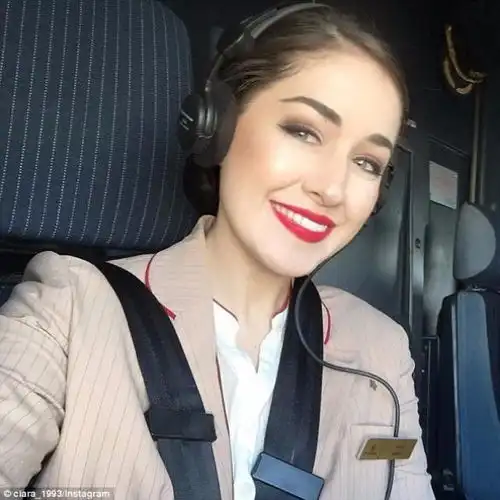 美女空姐不小心摔了一跤却遭航空公司开除