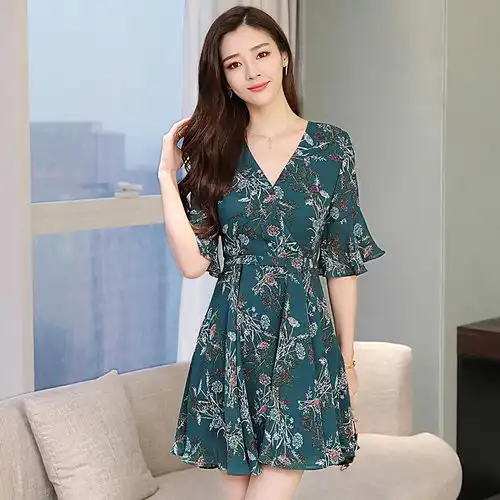 淡雅清丽的气质犹如走过江南烟雨的少女,婉约不失性感