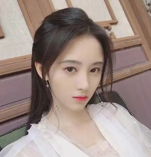 鞠婧祎素颜照仿佛邻家小姐姐,粉嫩休闲都适合,网友不愧是美女