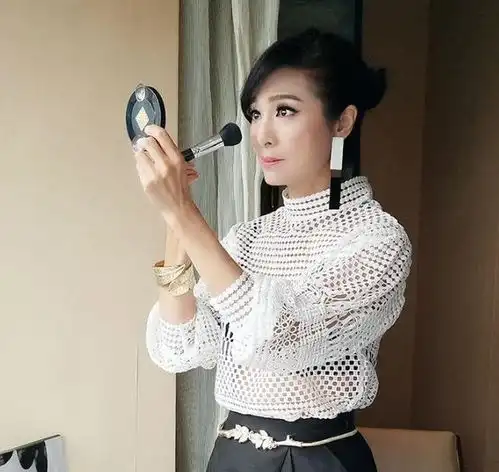 容貌不输赵雅芝,和男友谈28年恋爱不结婚,如今63岁的她美成少女