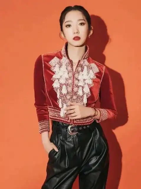 何超云身穿蓝色运动装低调现身,皮肤白到发光,这保养做的真不错