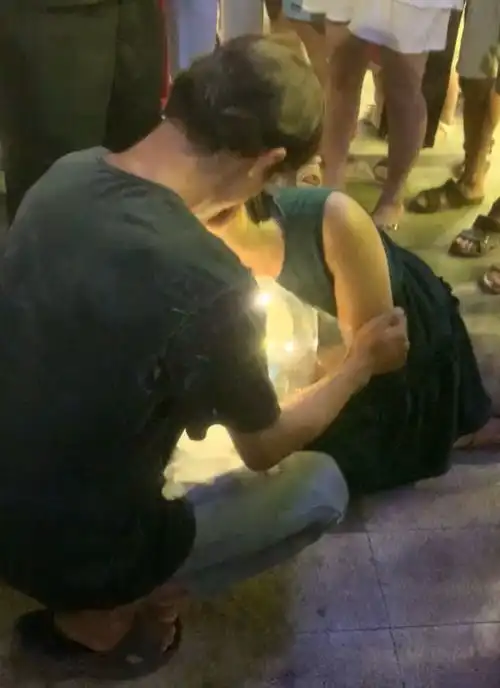 美女捧花向男子告白,成功后表示没钱买花,好心人买走后又欲索要