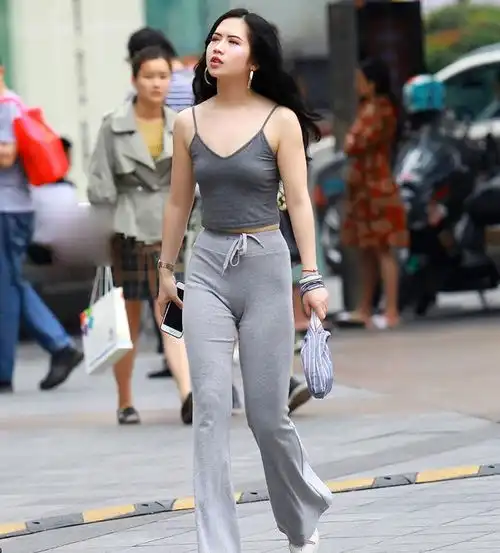 街拍时尚甜美的紧身裤美女,潇洒不失优雅,怎么穿都显身材