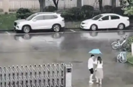 男孩冒雨给女孩撑伞,女孩却坐进百万宝马副驾驶,网友现实爱情