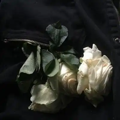 漂亮好看的拿花头像男生女生手拿着花束
