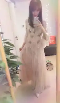 郑爽为出道十周年生日会做准备,穿连衣裙尖头鞋摆拍,美回小仙女