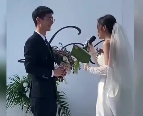 湖南长沙新娘婚礼现场哭着表白新郎我本想做一个成熟稳重的独立女性,但现在每天我都只会嘤嘤嘤