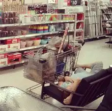 英媒曝男士商场购物可怜照