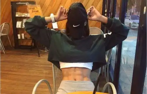 健身美女大秀腹肌,遮住脸,身材堪比男人
