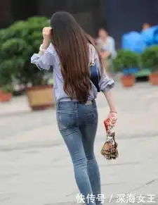 街拍时尚靓丽的都市女孩,搭配牛仔裤,尽显优雅高贵的气质