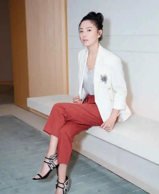 张雨绮离婚后保守了不少,波点衬衫配短牛仔,扎高马尾减龄似少女