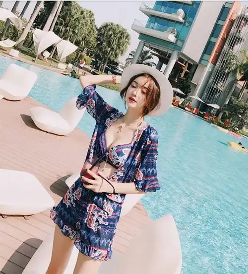 拥有完美腿型的比基尼泳衣美女,展示女神的完美气质